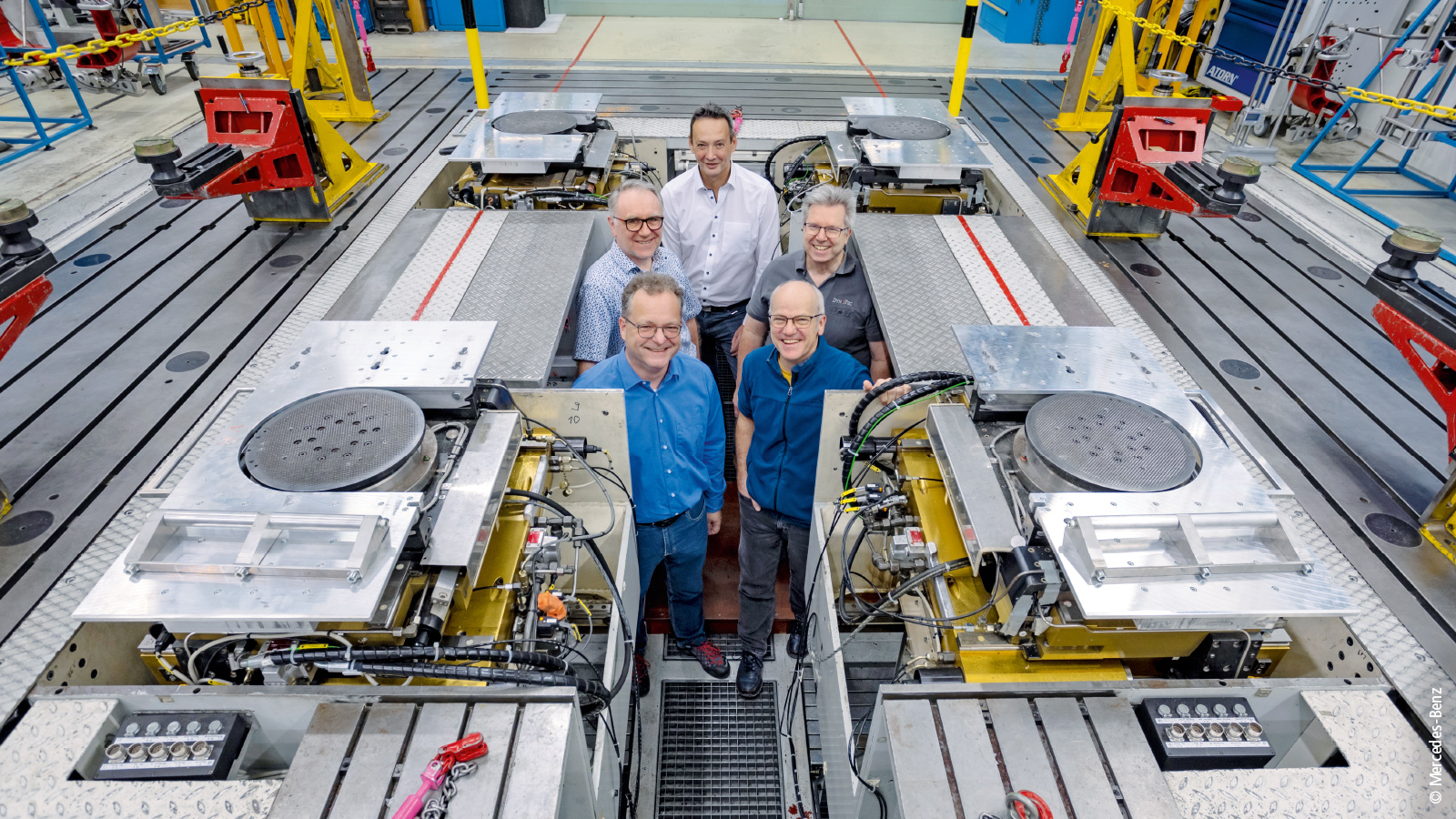 The brains behind the sophisticated retrofit of the driving dynamics test benches: Uwe Lochner, chassis analysis team at Mercedes-Benz (from left in the first row) and Dr.-Ing. Frank Dettki, head of the chassis analysis team at Mercedes-Benz in Sindelfingen; Walter Selg (from left in the second row) and Rainer Fischer, Managing Director of DynoTec Prüfstandstechnik; Dieter Völkle, Sales, Beckhoff branch in Balingen.