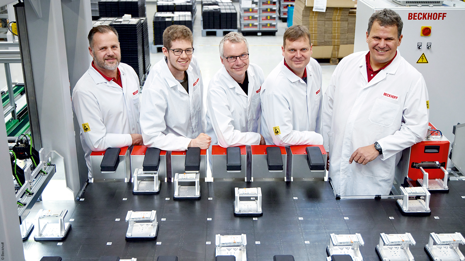 So eine komplexe Anlage lässt sich nur im Team konzipieren und realisieren (Beckhoff-Experten v. l. n. r.): Daniel Golz (Konstruktion Mechanik), Mathis Blattner (Softwareentwicklung Prüfschränke), Ulrich Brockhaus (Anlagenprogrammierung), Stefan Engelke (Entwicklung Testvorrichtung) und Michael Golz (Abteilungsleiter Demo-Systems).