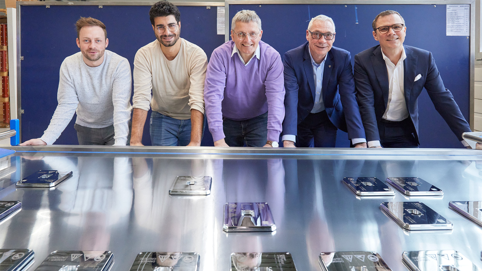 Die Projektbeteiligten (v.l.n.r.): Thomas Gubser, technischer Support bei Beckhoff Schweiz, Automation Engineer Fatih Yaman, Produktentwickler Klaus-Dieter Schroff und Sales Manager Slicing Gerd Stratenwerth (alle Provisur) sowie René Zuberbühler, Geschäftsführer Beckhoff Schweiz