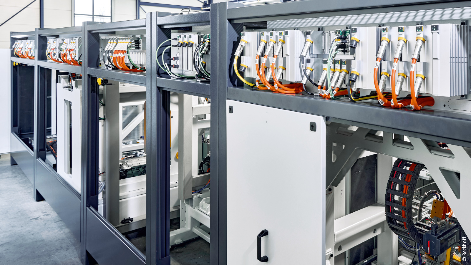 The back of the system is particularly interesting for automation engineers, as each machine module has its own MX-System baseplate onto which the various function modules are attached and screwed.