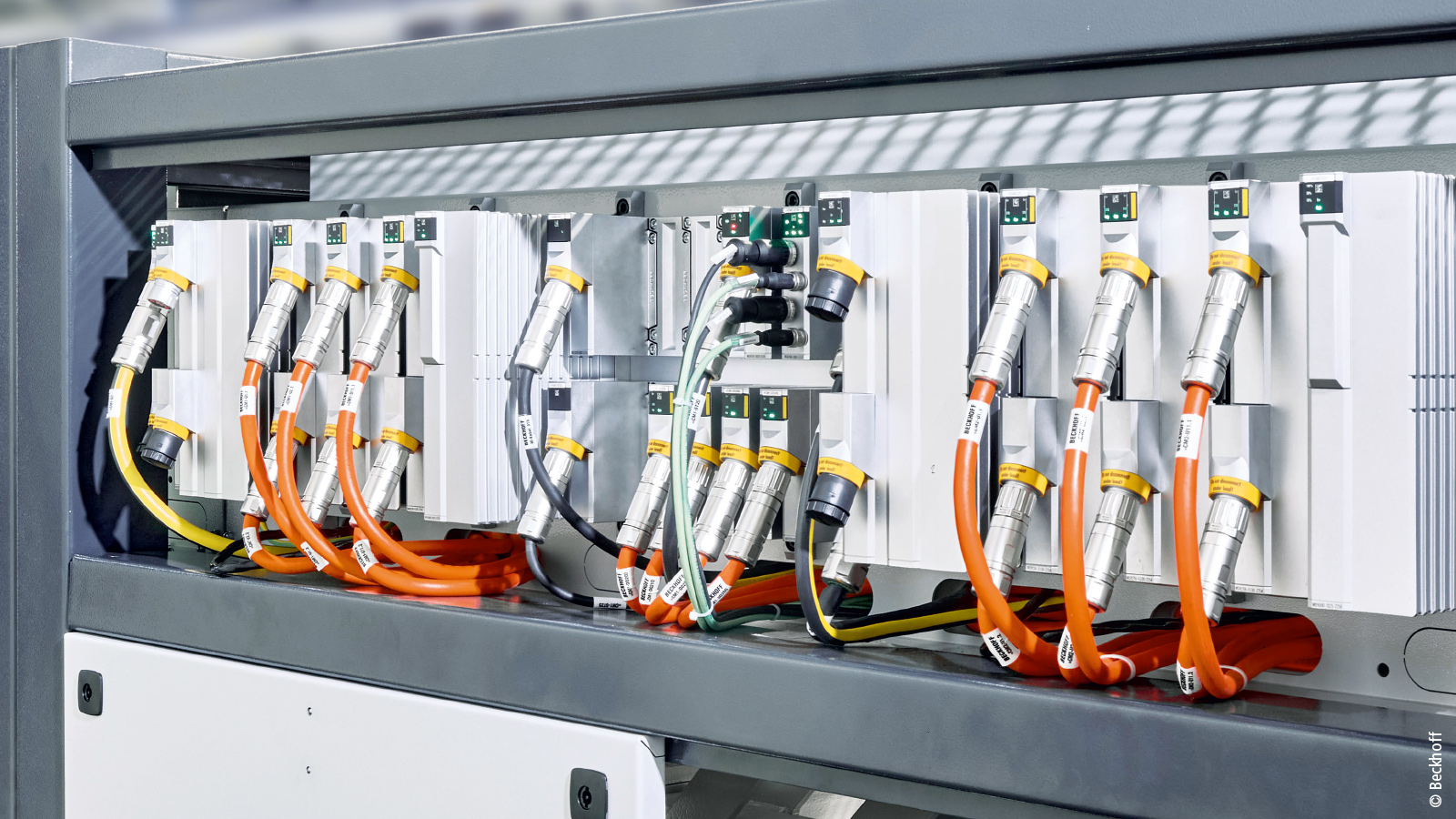 Double-row baseplate of the MX-System: The open installation on the base frames simplifies machine wiring and facilitates diagnostics.