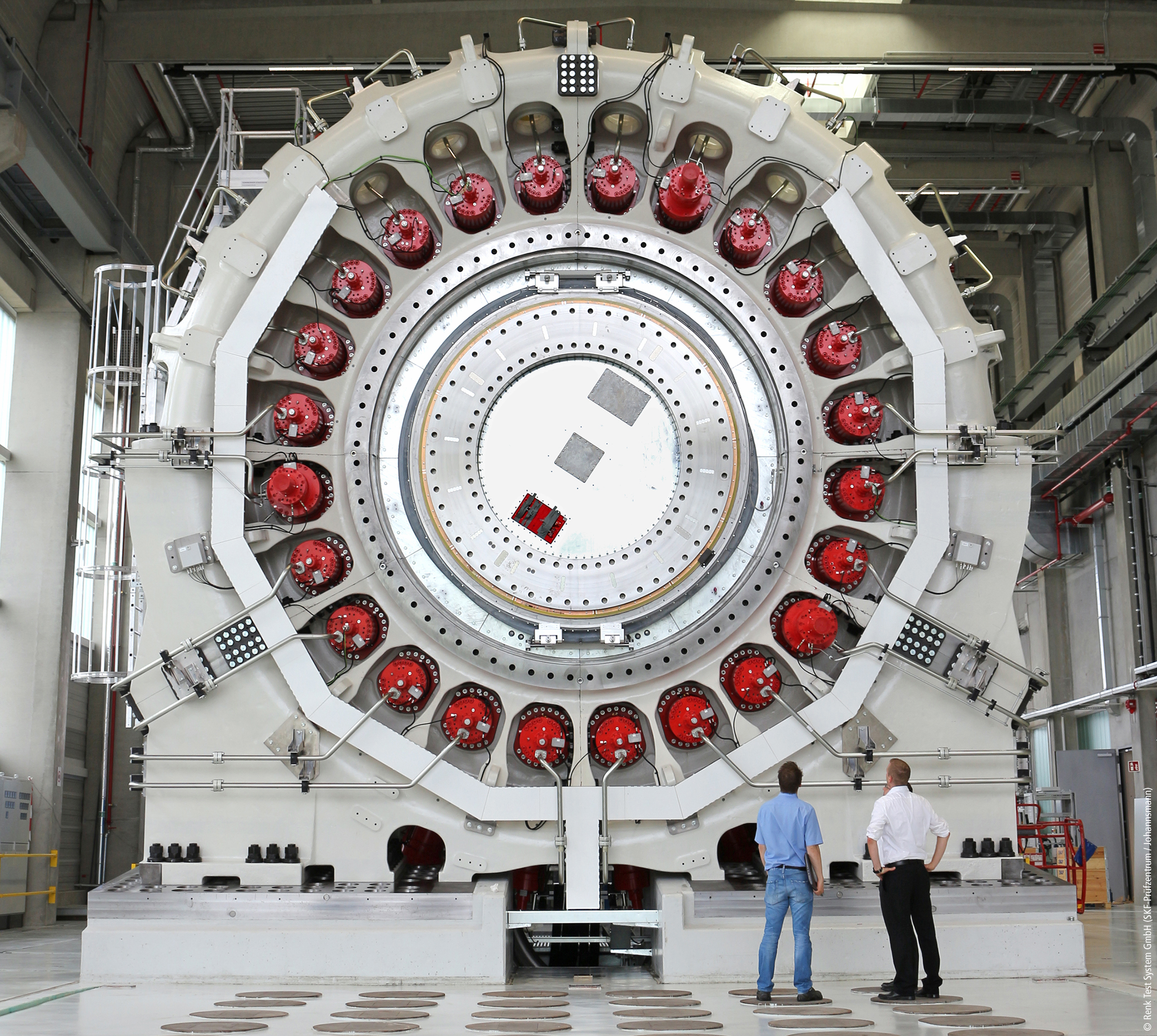Heavy-duty bearing test bench for wind turbines on SKF main bearing