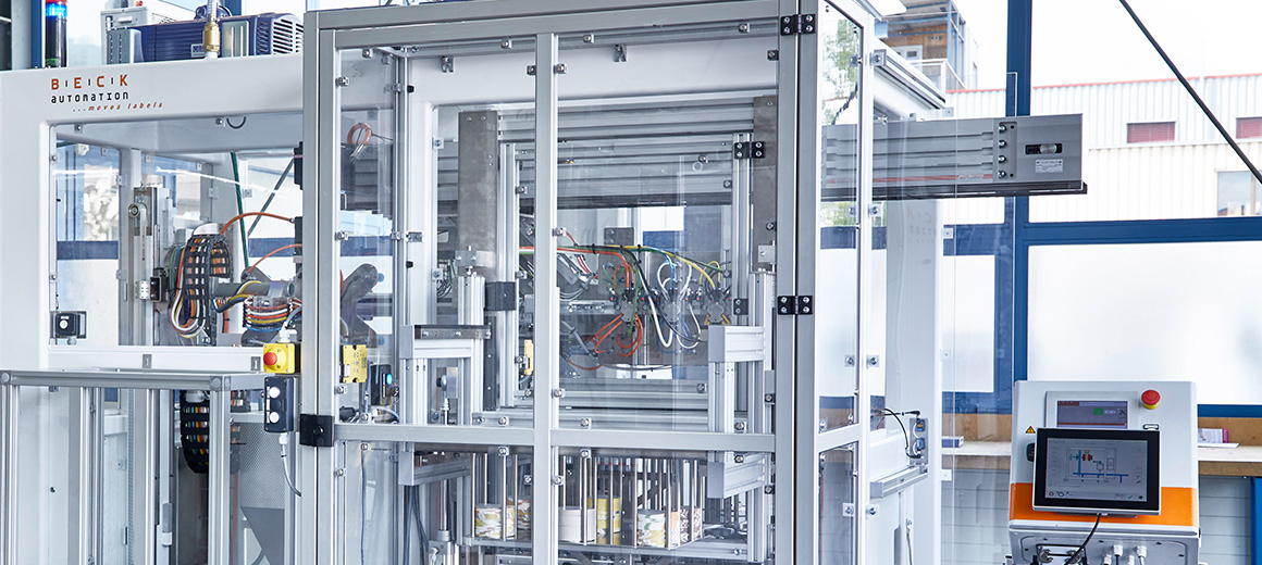 In-mold labeling system helps decorate plastic lids © Beckhoff